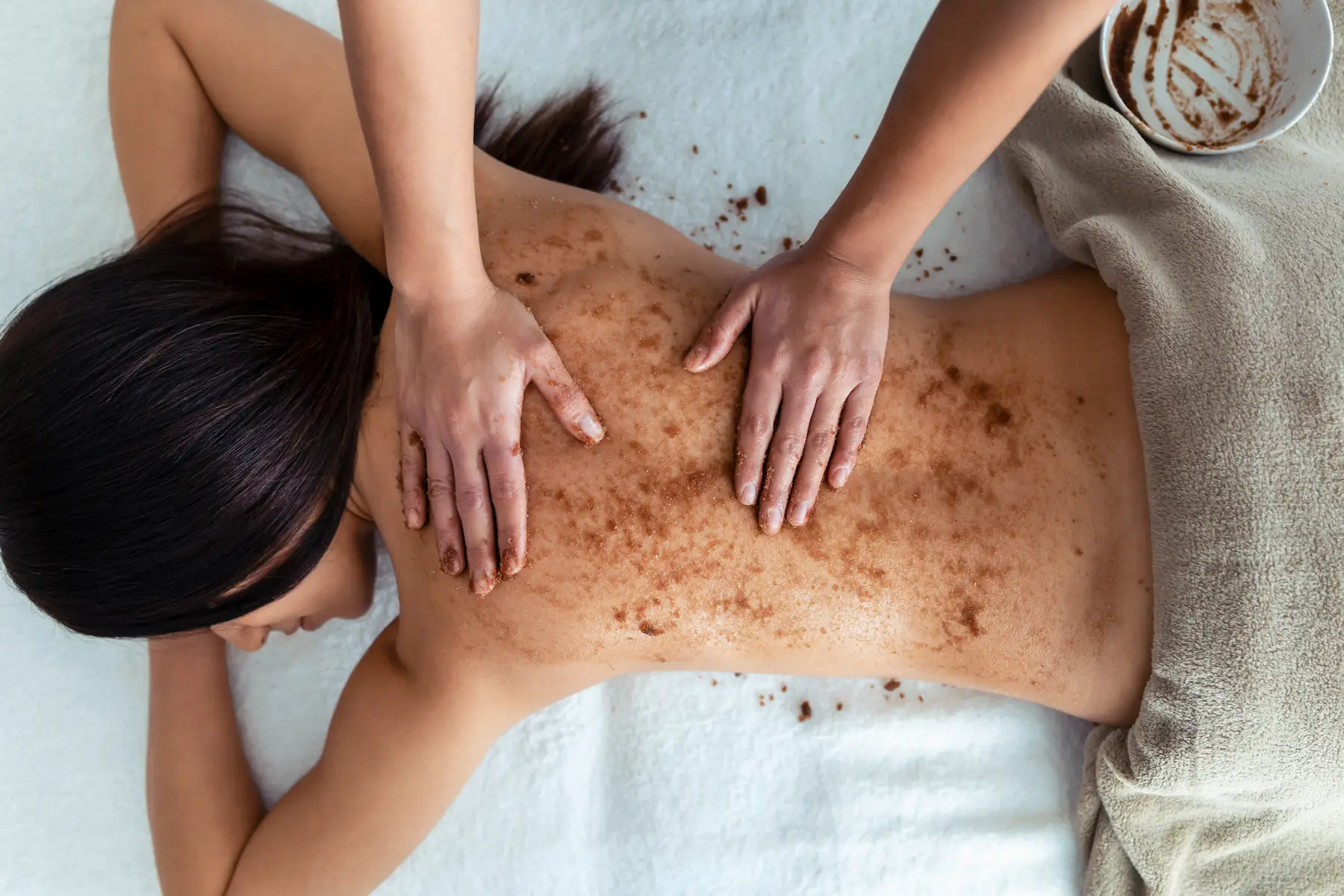 Donna che riceve un massaggio corpo con scrub